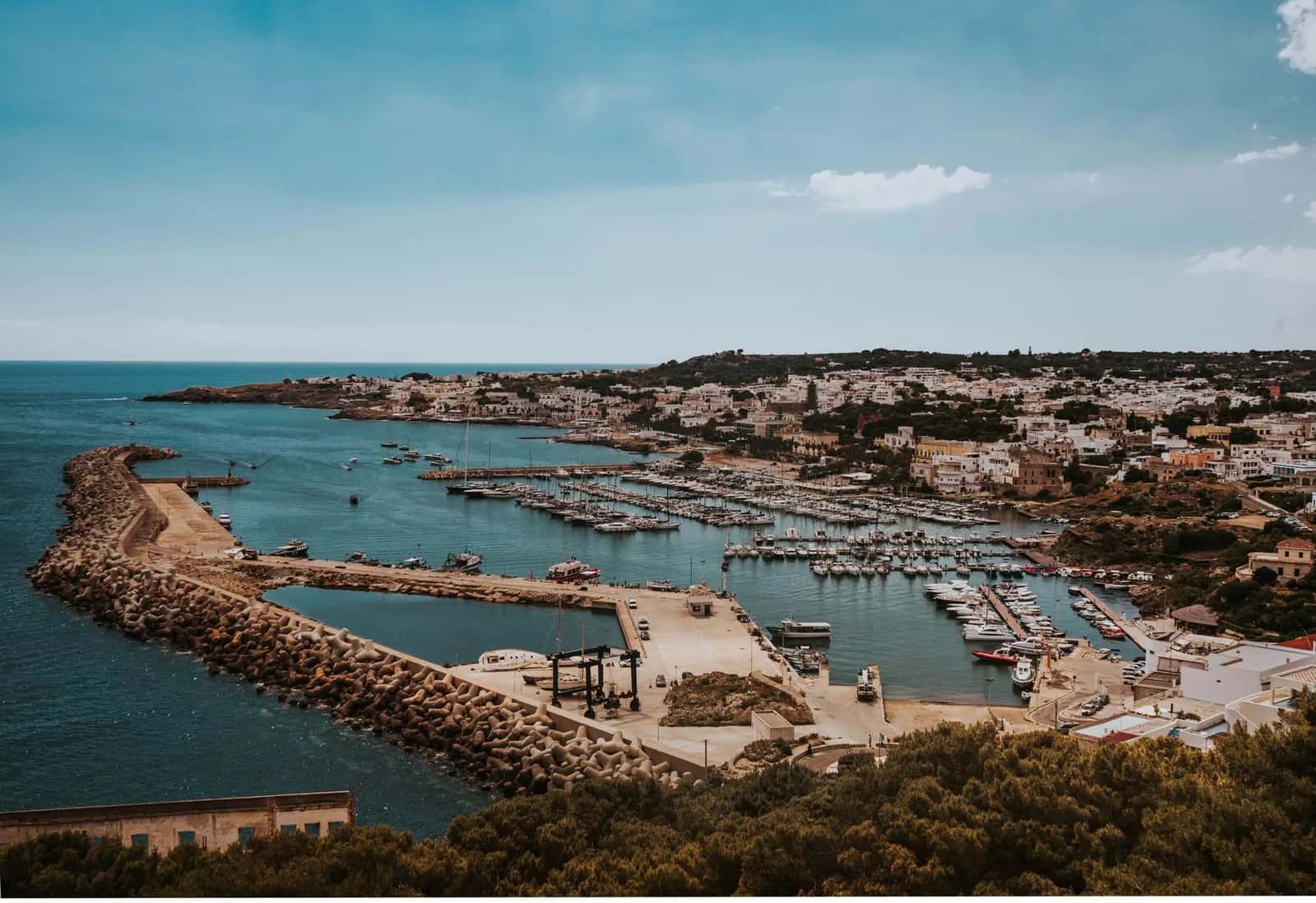 Port de plaisance et village blanc au bord de la mer, sur la côte du Salento, dans les Pouilles