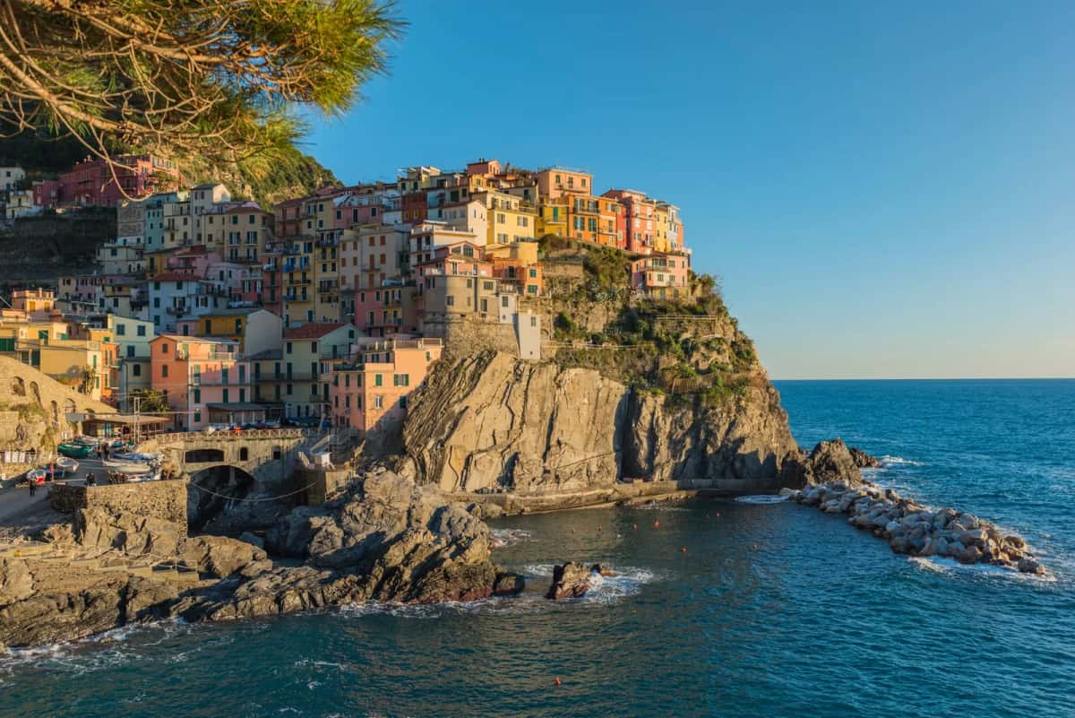 Le village de Manarola et ses maisons colorées accrochées à la falaise, dans les Cinque Terre en Ligurie
