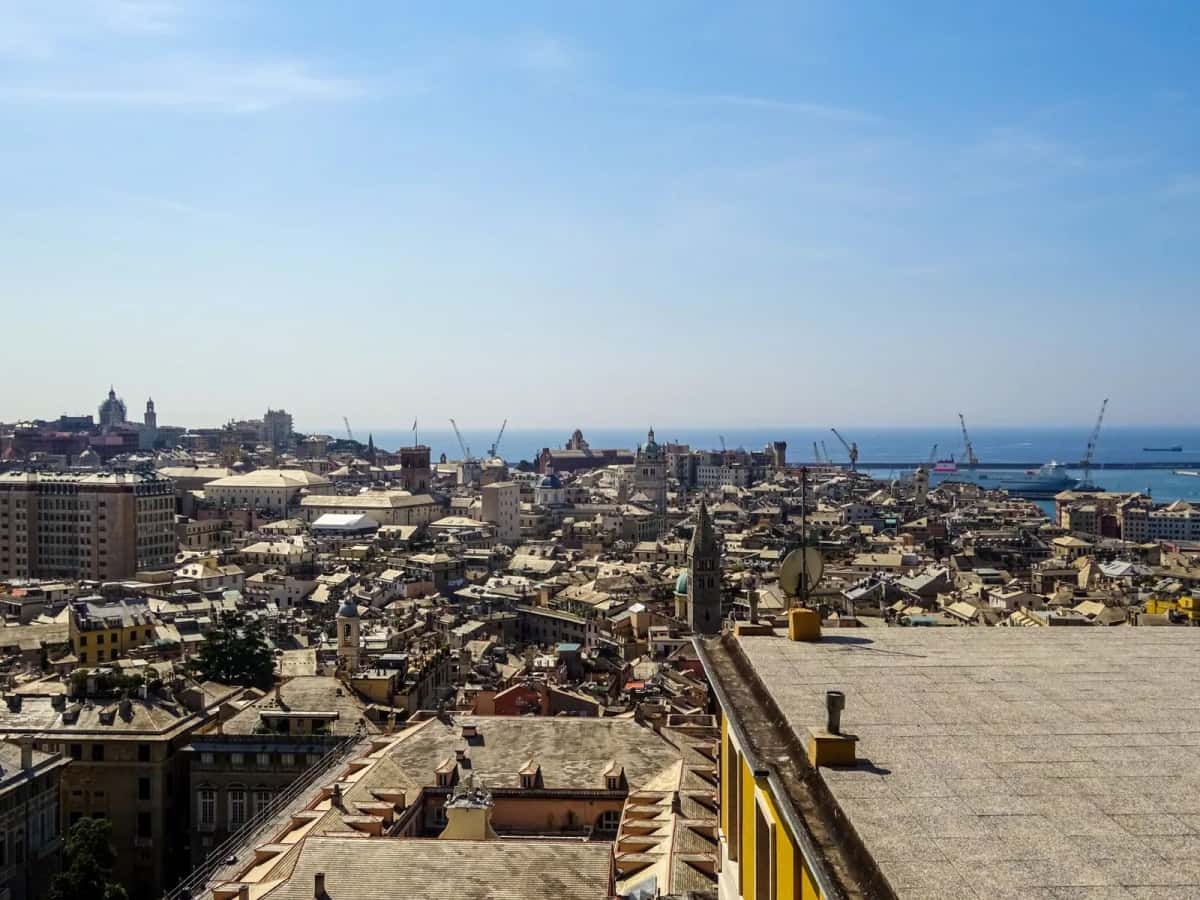 Vue panoramique sur les toits du centre historique de Gênes et son port, en Ligurie