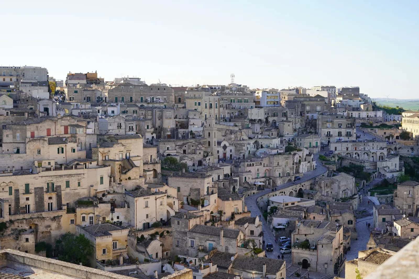 Vue panoramique du Sasso Barisano à Matera, ses maisons de calcaire étagées et la route qui descend dans le ravin