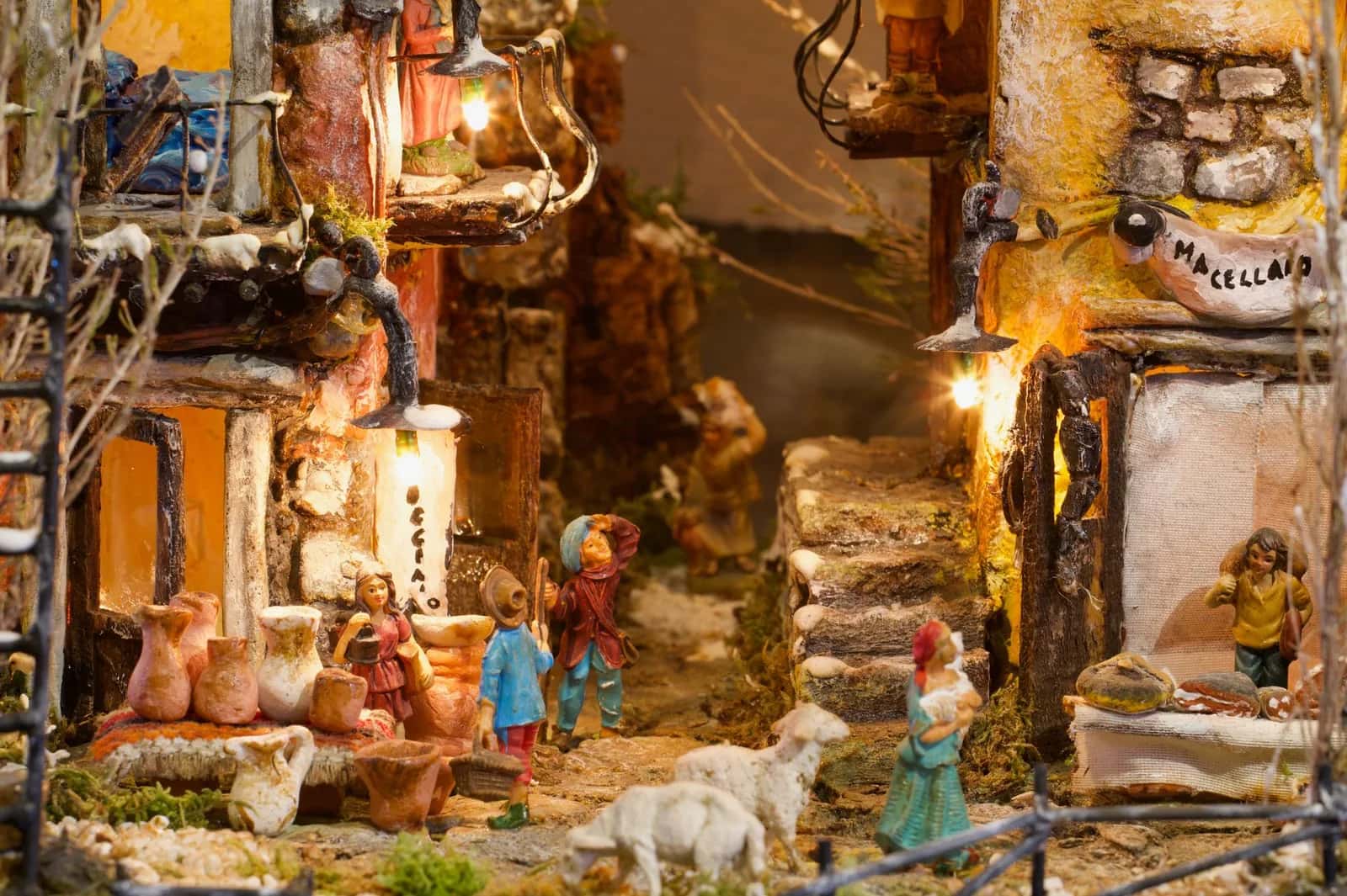 Crèche napolitaine (presepe) avec ses santons, ruelles miniatures et scènes de vie éclairées