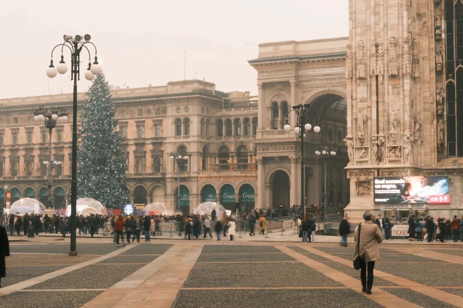 Sapin de Noël sur la place du Duomo de Milan, devant l'entrée de la galerie Vittorio Emanuele II