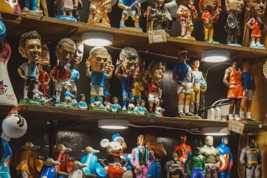 Étal de figurines artisanales dans une boutique de santons de la via San Gregorio Armeno à Naples