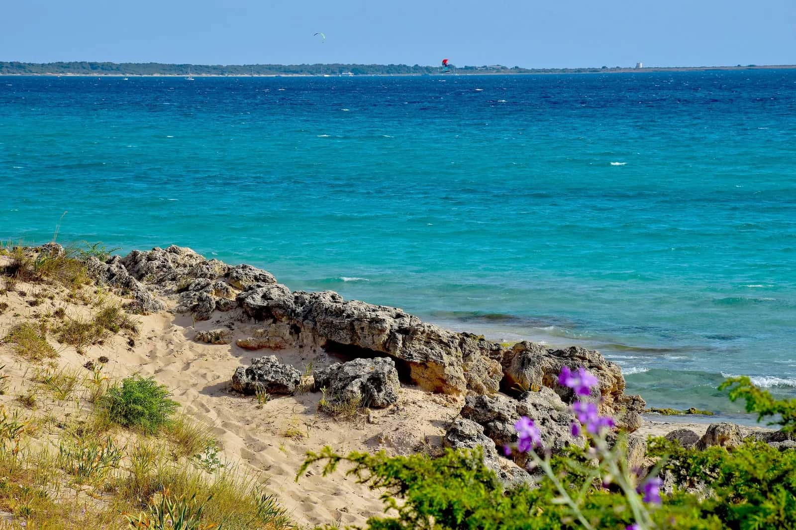 Côte rocheuse et mer turquoise sur le littoral adriatique des Pouilles