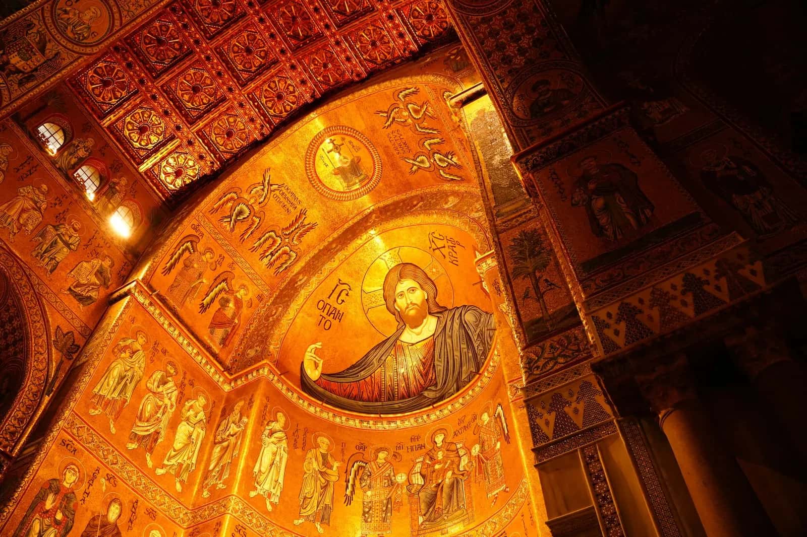 Christ Pantocrator en mosaïque byzantine à fond d'or dans l'abside de la cathédrale de Monreale, près de Palerme