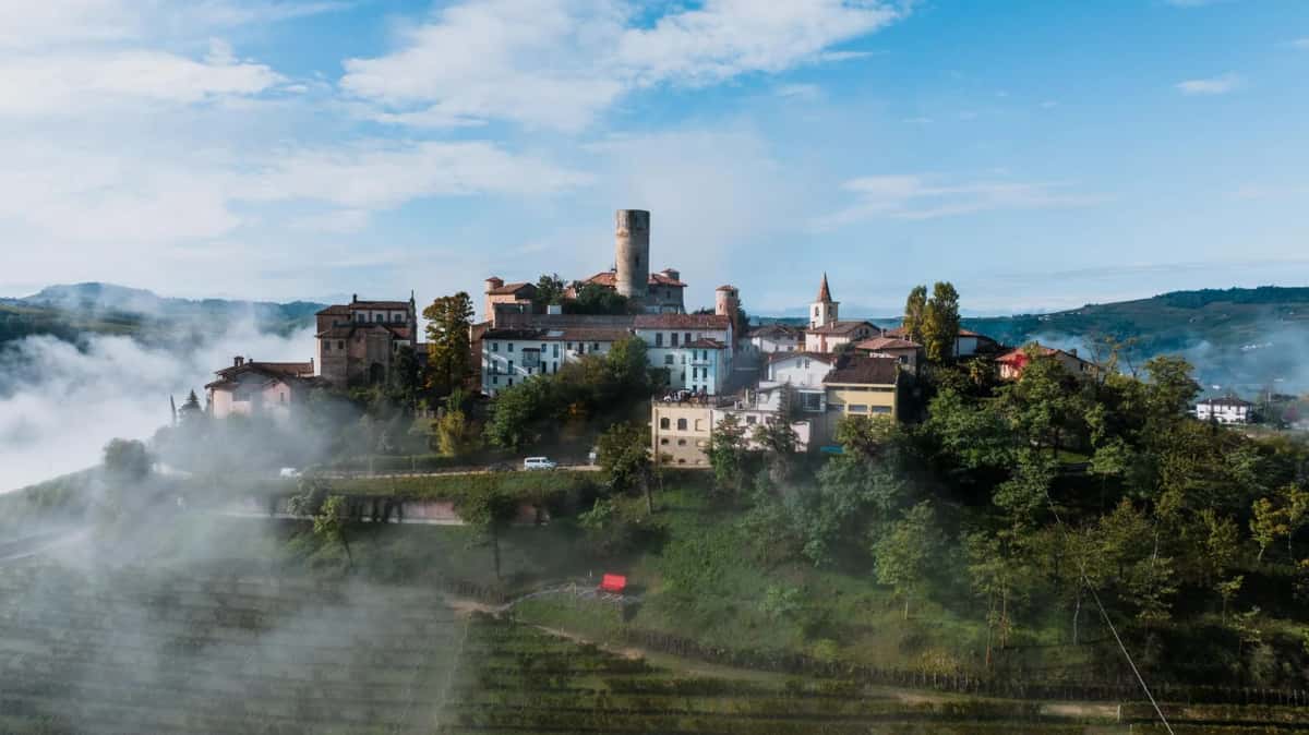 Le village de Castiglione Falletto au-dessus des vignes des Langhe, dans le Piémont