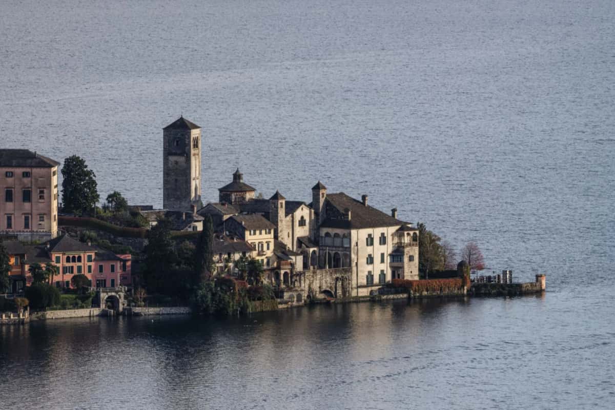 L'Isola San Giulio et son abbaye bénédictine sur le lac d'Orta, dans le Piémont