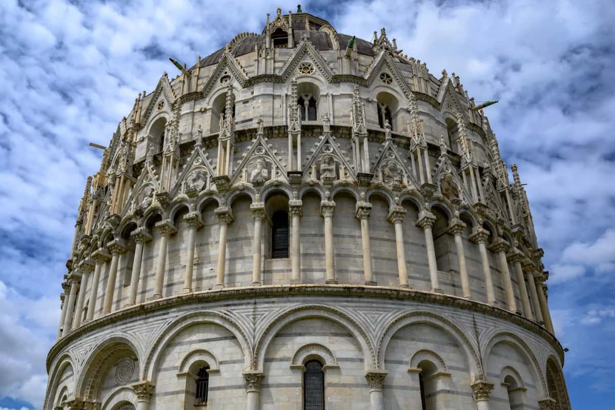 Le Baptistère de marbre de la Piazza dei Miracoli à Pise, en Toscane