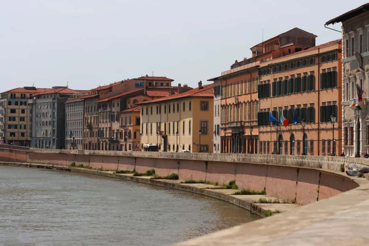 Les Lungarni de Pise, palais colorés le long de l'Arno en Toscane