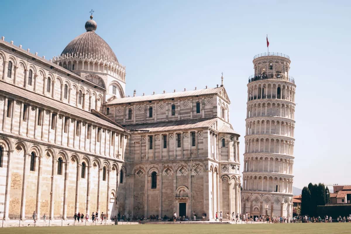 La tour penchée et le Duomo de Pise sur la Piazza dei Miracoli, en Toscane, sous la lumière du matin