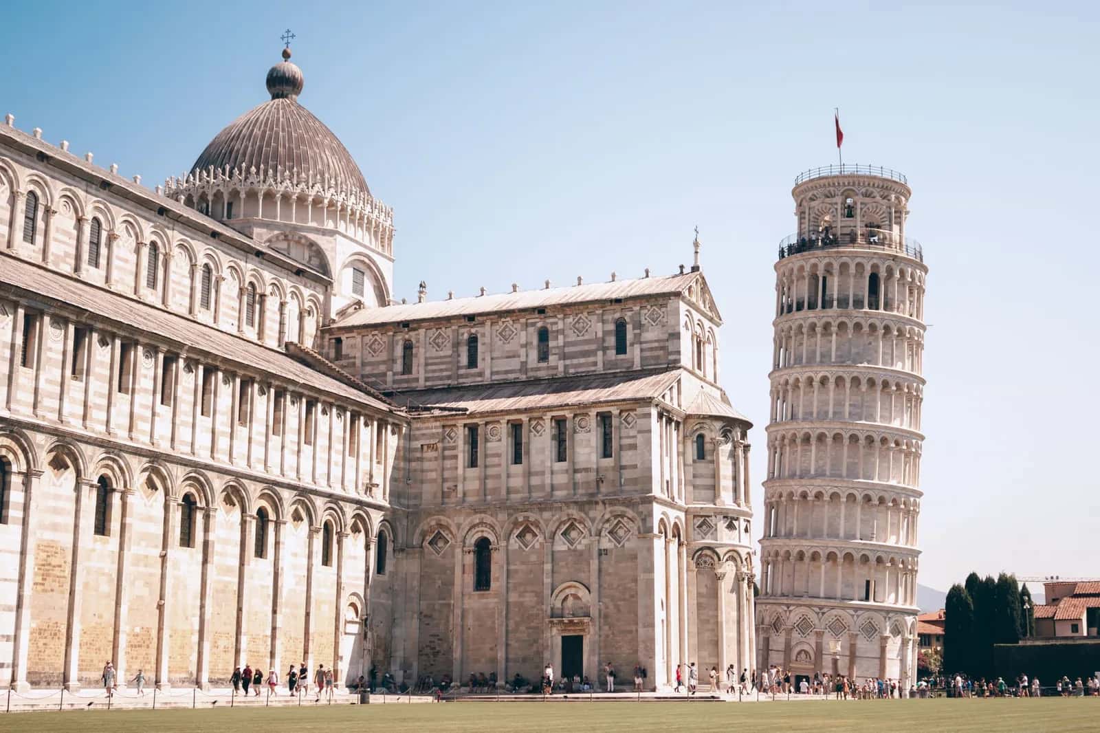 La tour penchée et le Duomo de Pise sur la Piazza dei Miracoli, en Toscane, sous la lumière du matin