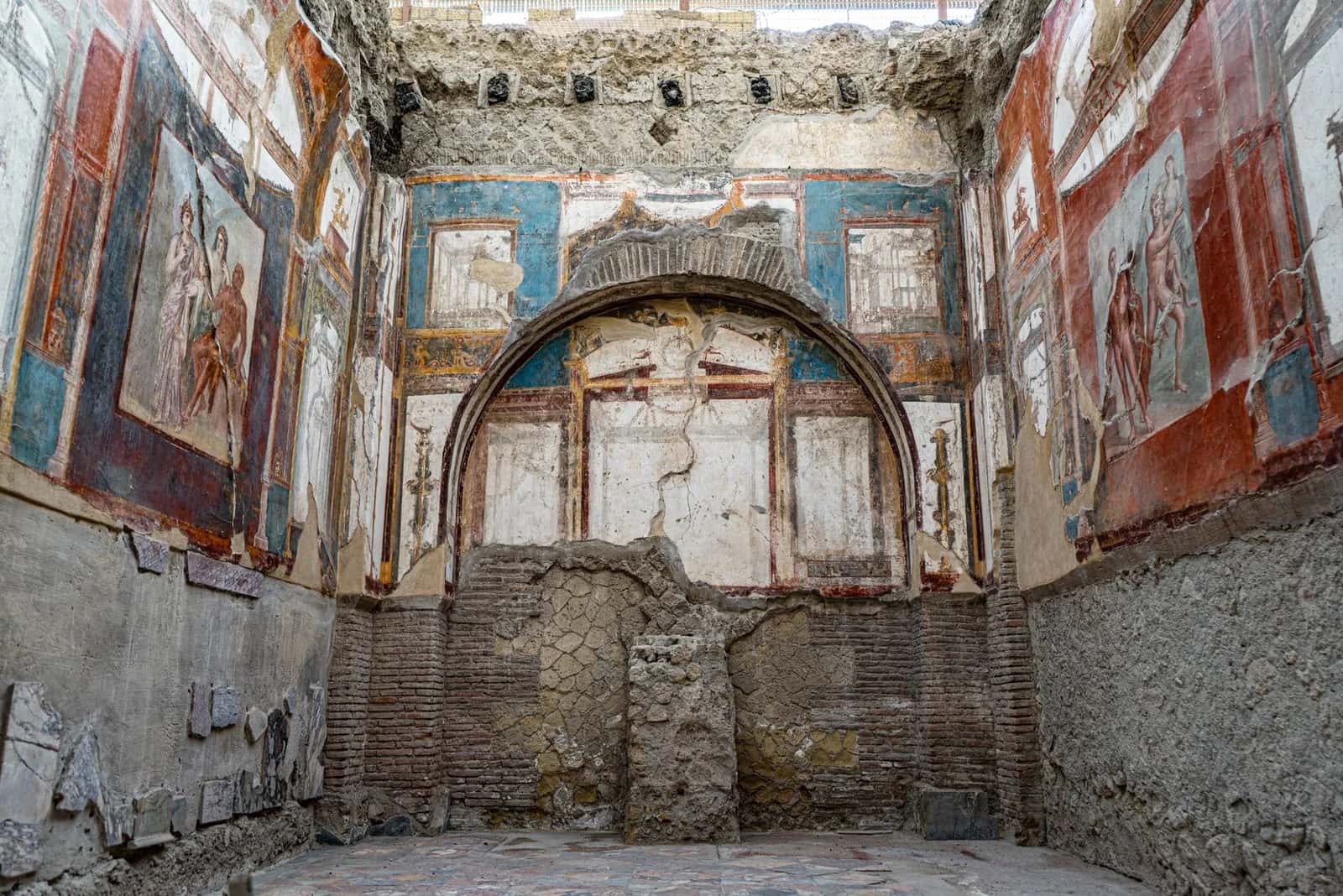 Les fresques rouges et bleues du collège des Augustales, encore en place sur les murs à Herculanum