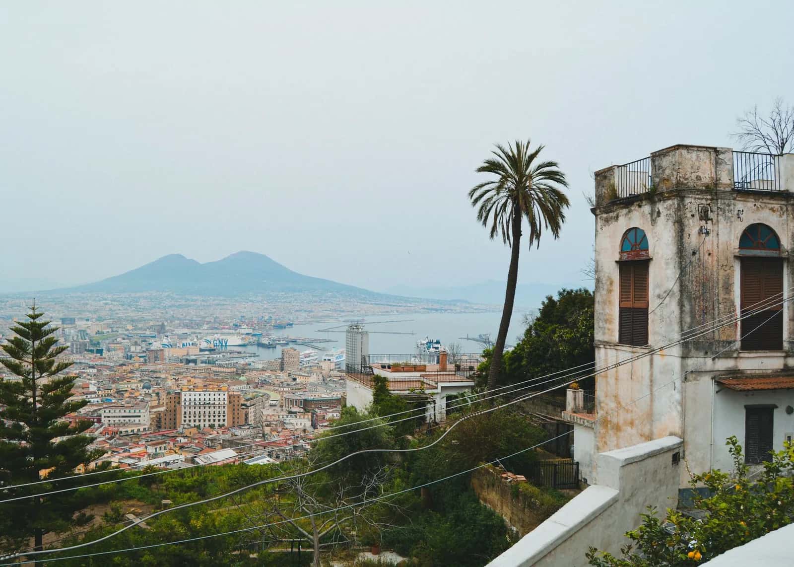 La ville de Naples, son port et la baie, avec le Vésuve à l'horizon, vus depuis les hauteurs