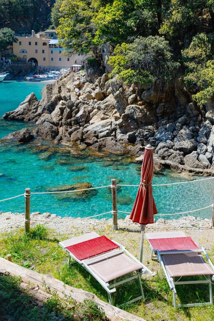 La crique de San Fruttuoso et son eau turquoise, sur le promontoire de Portofino en Ligurie