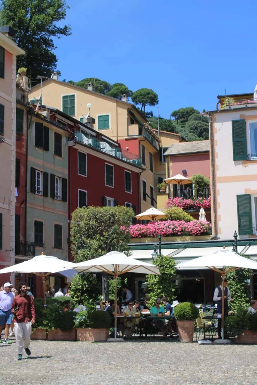Terrasses de café et maisons colorées de la Piazzetta de Portofino, en Ligurie