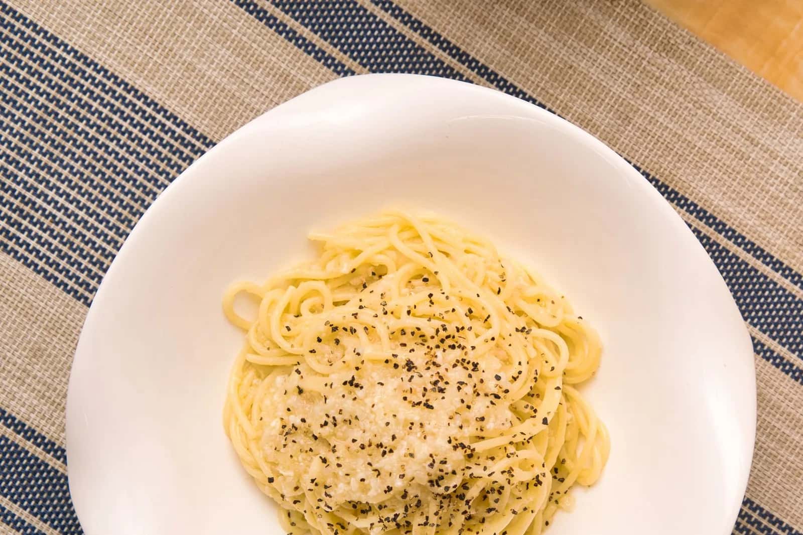 Assiette de cacio e pepe, pâtes nappées de pecorino et de poivre noir, sans viande