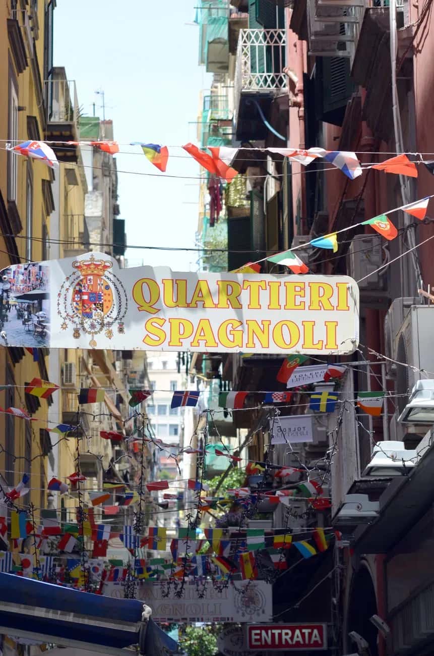 Ruelle des Quartieri Spagnoli à Naples pavoisée de fanions, quartier des trattorias familiales