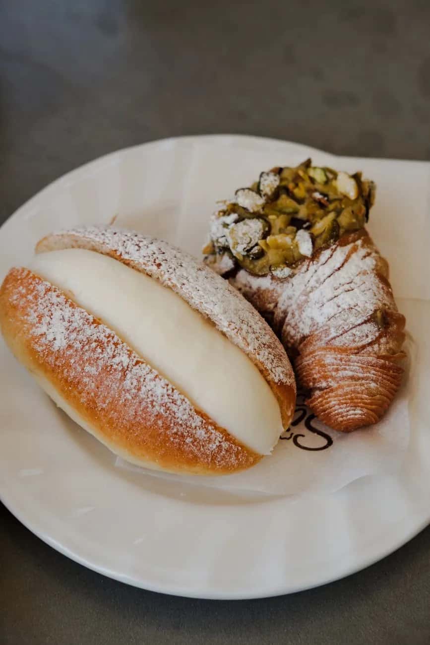 Sfogliatella riccia au feuilletage en coquillage saupoudrée de sucre glace, pâtisserie napolitaine