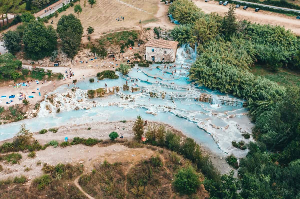 Les cascades du Mulino et leurs vasques thermales à Saturnia, en Toscane