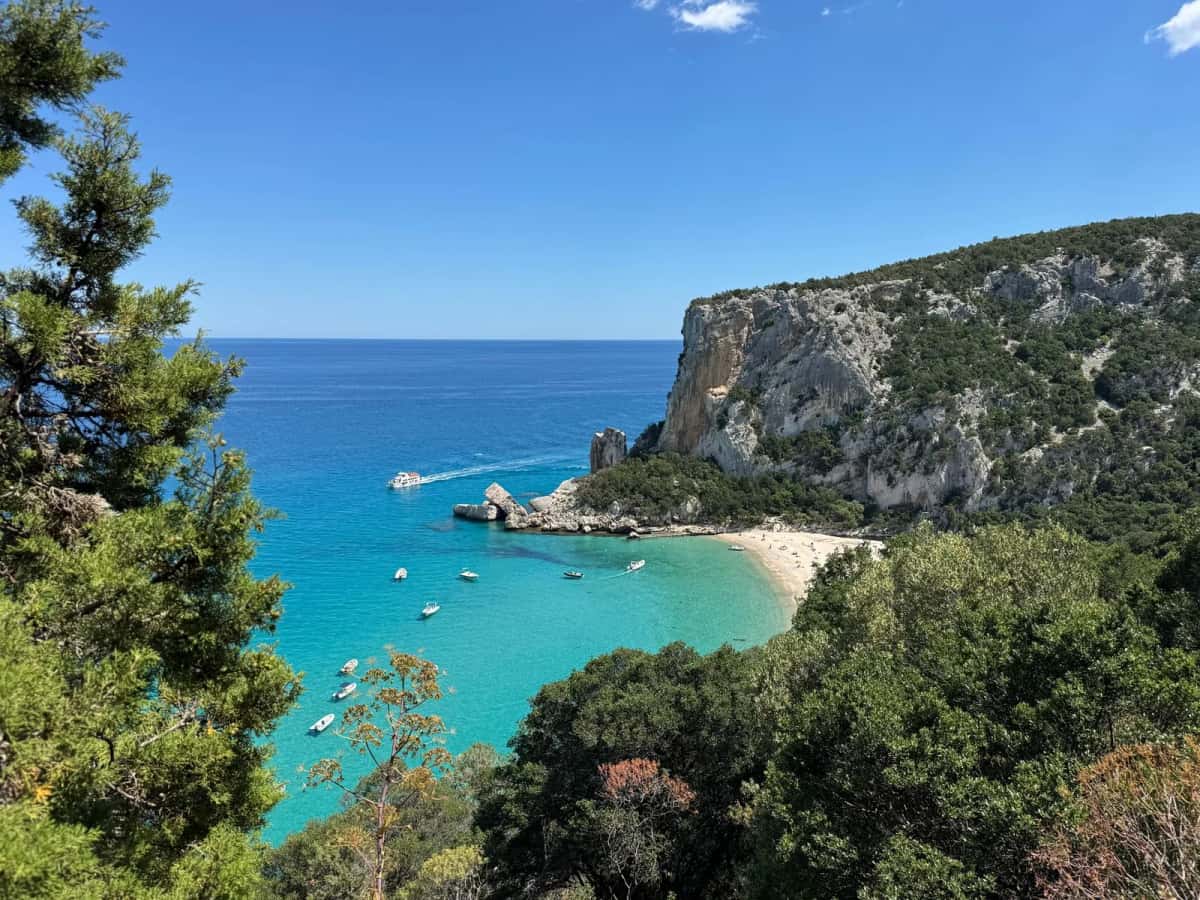Crique du golfe d'Orosei aux eaux turquoise, encadrée de falaises calcaires, sur la côte est de la Sardaigne
