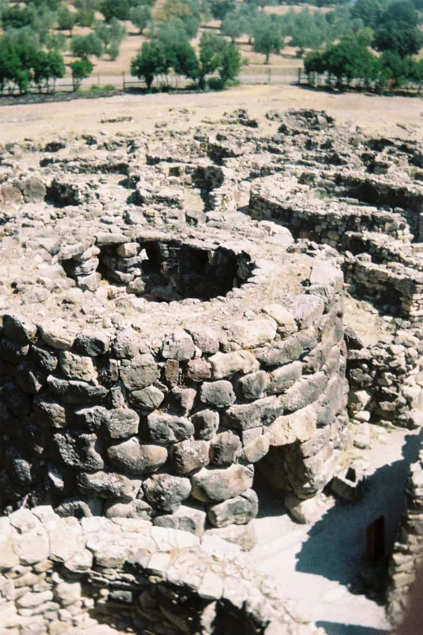 Le complexe nuragique de Su Nuraxi di Barumini et son village de cabanes rondes en pierre sèche, en Sardaigne