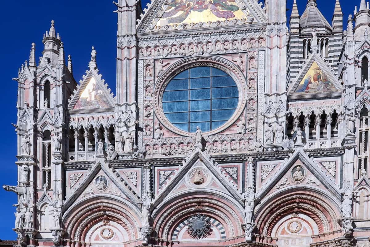 La façade gothique en marbre rayé de la cathédrale (Duomo) de Sienne en Toscane