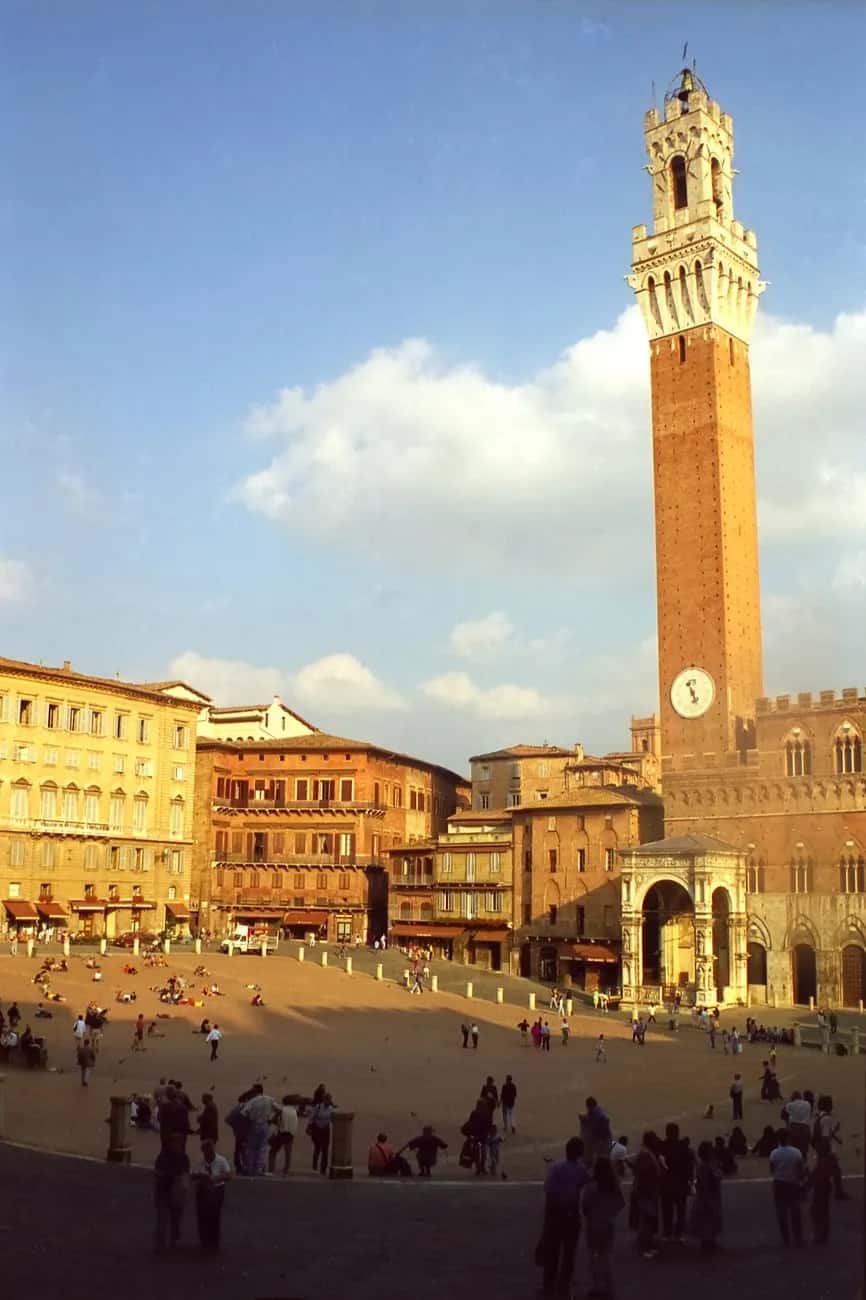 La Piazza del Campo et la Torre del Mangia à Sienne, en Toscane, à l'heure dorée