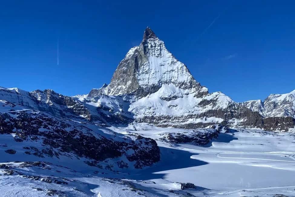 Le Cervin dominant les pistes enneigées de Breuil-Cervinia, côté italien