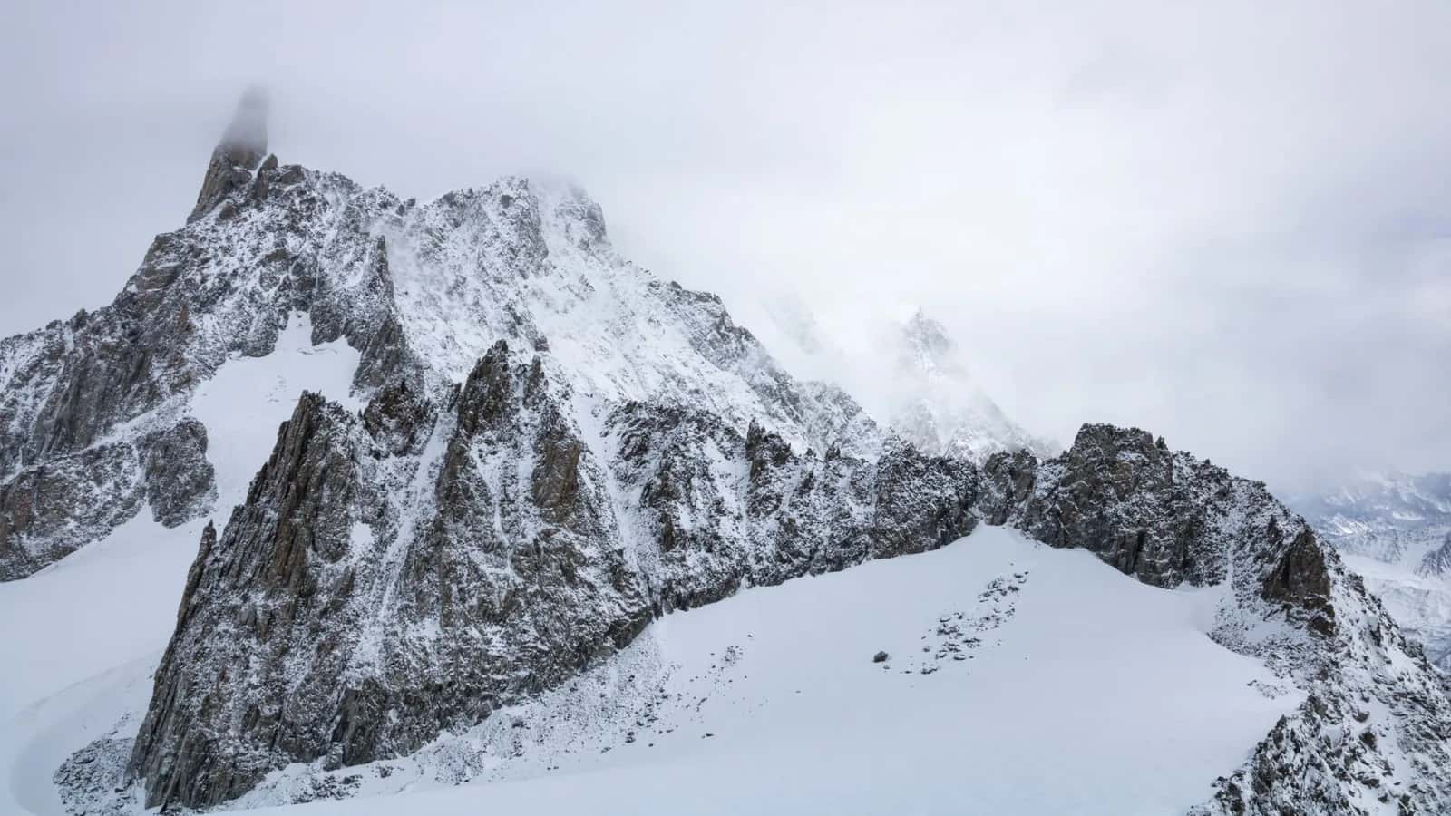 Aiguilles enneigées du massif du Mont-Blanc, vers la Dent du Géant, au-dessus de Courmayeur