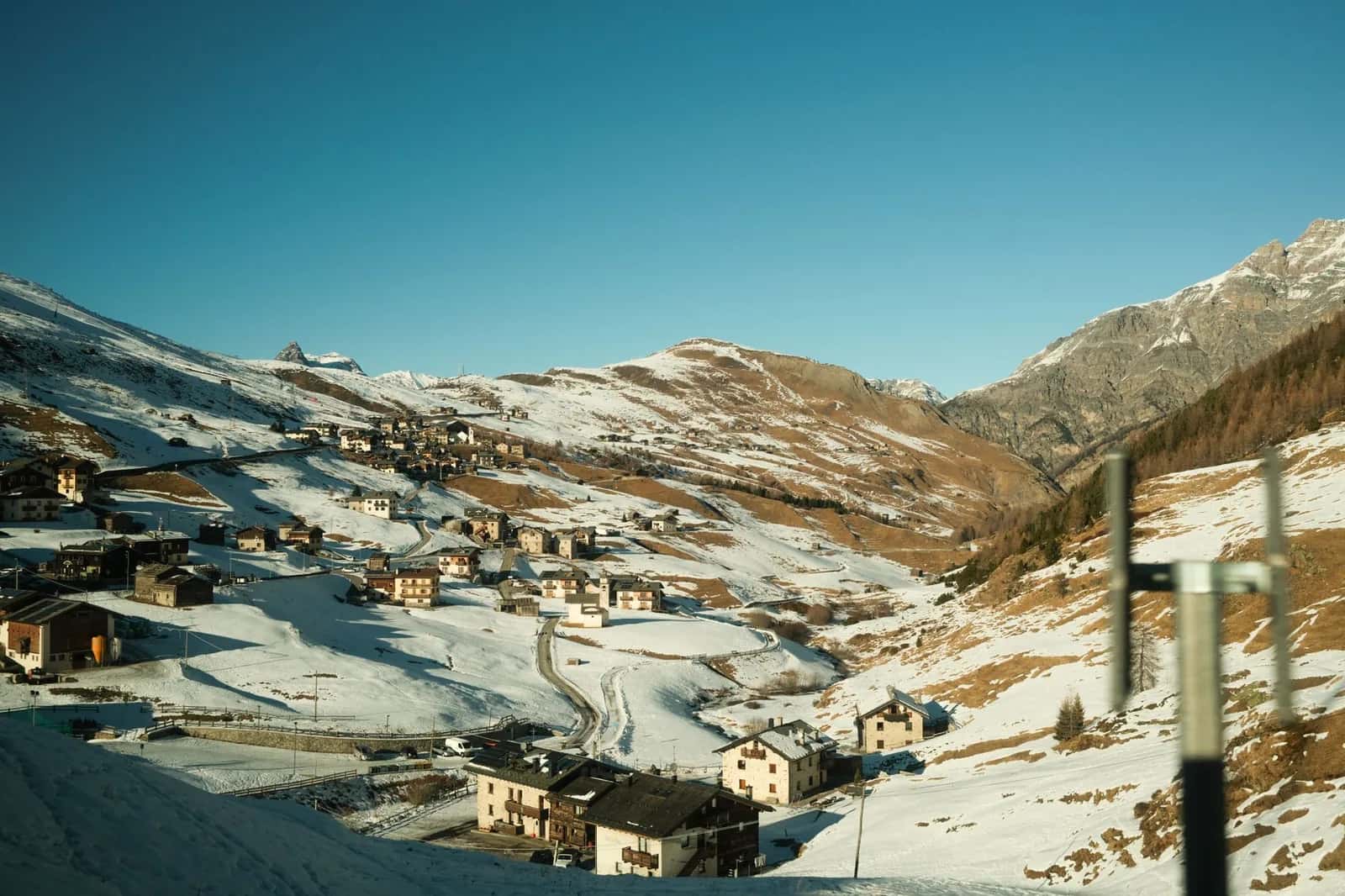 Vallée de Livigno en hiver, chalets et versants enneigés