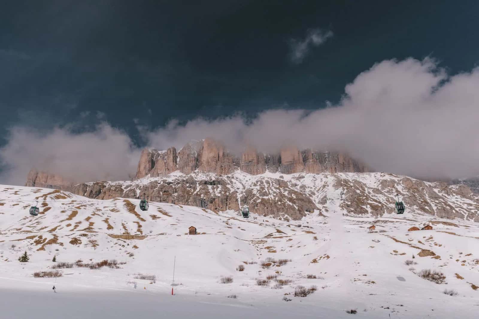 Plateau enneigé du massif du Sella et ses télécabines, dans les Dolomites