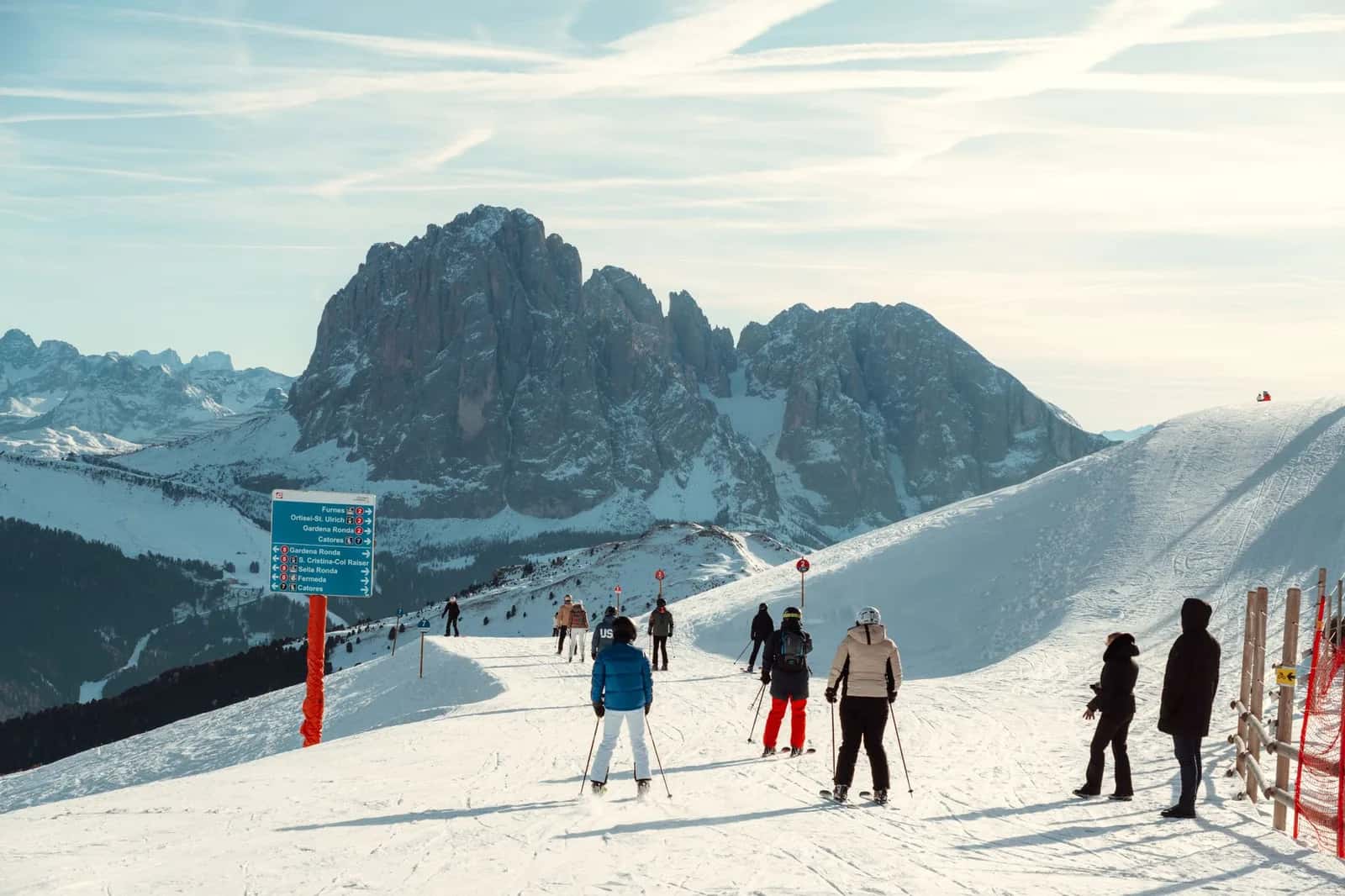 Skieurs sur les pistes enneigées face au massif du Sassolungo, en Val Gardena, dans les Dolomites