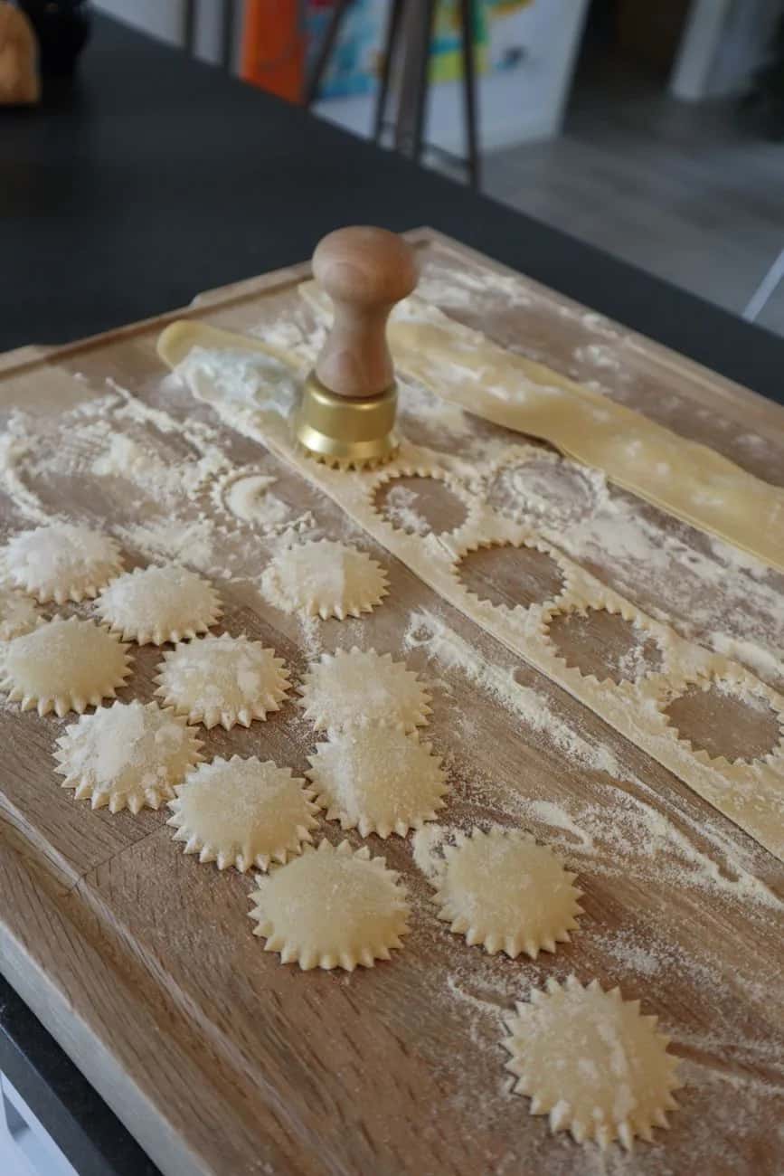 Pâtes farcies fraîches façonnées à la main sur une planche farinée, comme les culurgiones d'Ogliastra