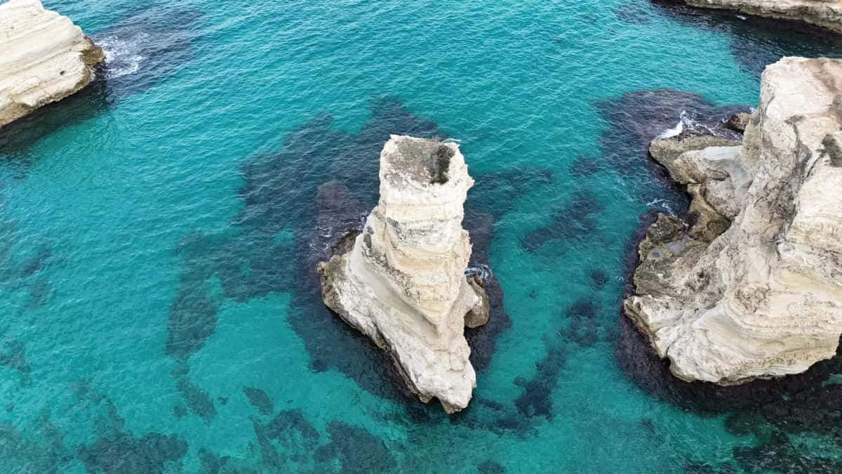 Les faraglioni de calcaire blanc de Torre Sant'Andrea et la mer turquoise du Salento, dans les Pouilles