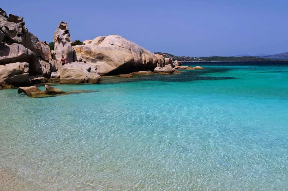 Eau turquoise transparente et rochers de granit sur une plage de la Costa Smeralda, en Sardaigne