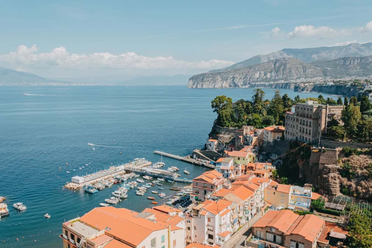 La marina de Sorrente et le golfe de Naples vus depuis la falaise, sur la mer Tyrrhénienne