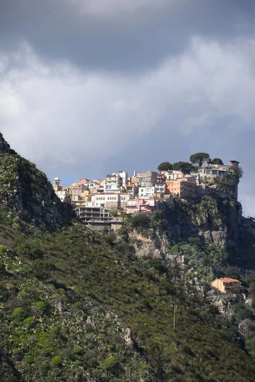 Le village de Castelmola perché au bord d'une falaise au-dessus de Taormine, sous un ciel d'orage