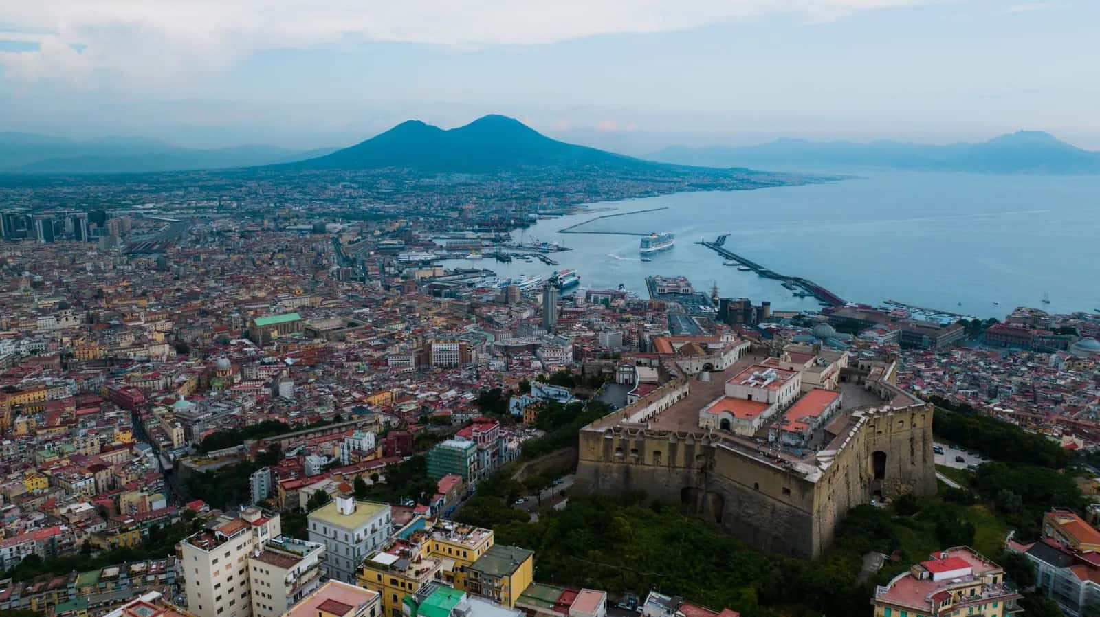 Vue aérienne du Castel Sant'Elmo sur la colline du Vomero, avec Naples et le Vésuve au loin
