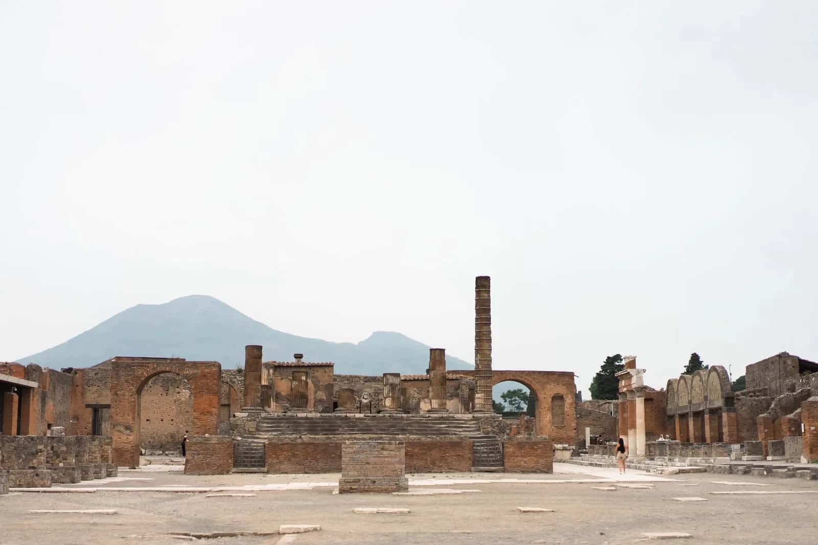 Ruines du forum de Pompéi avec le Vésuve en arrière-plan