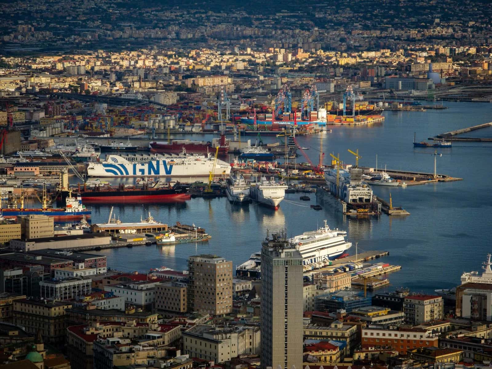 Ferries et navires dans le port de Naples, point de départ des bateaux pour Capri