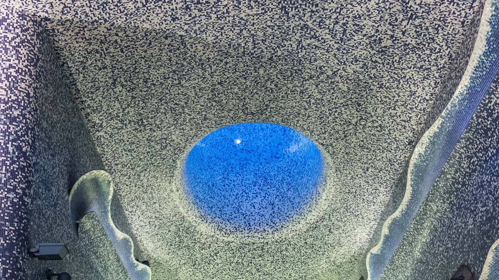 Plafond de la station Toledo à Naples avec son cratère de lumière en mosaïque bleue