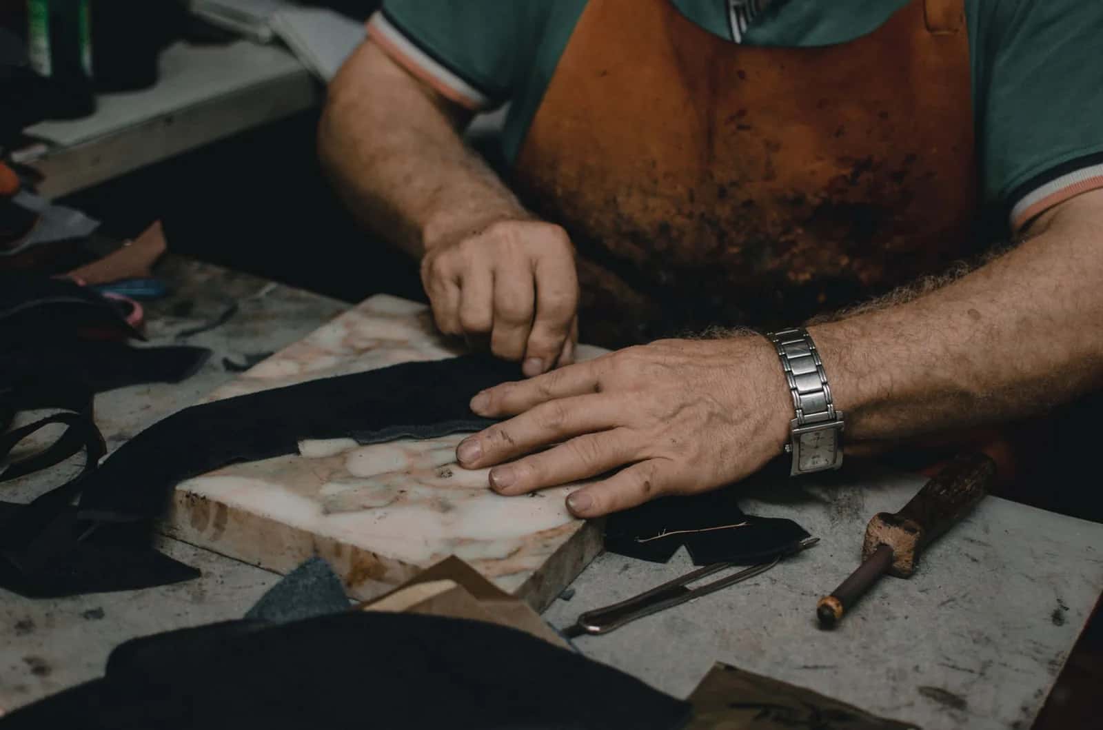 Artisan du cuir dans son atelier, activité type exercée en ditta individuale en Italie