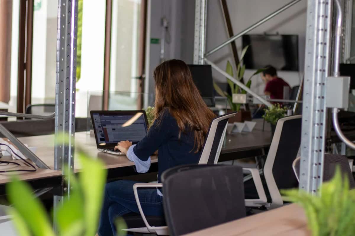 Personne travaillant sur un ordinateur portable dans un espace de coworking en Italie