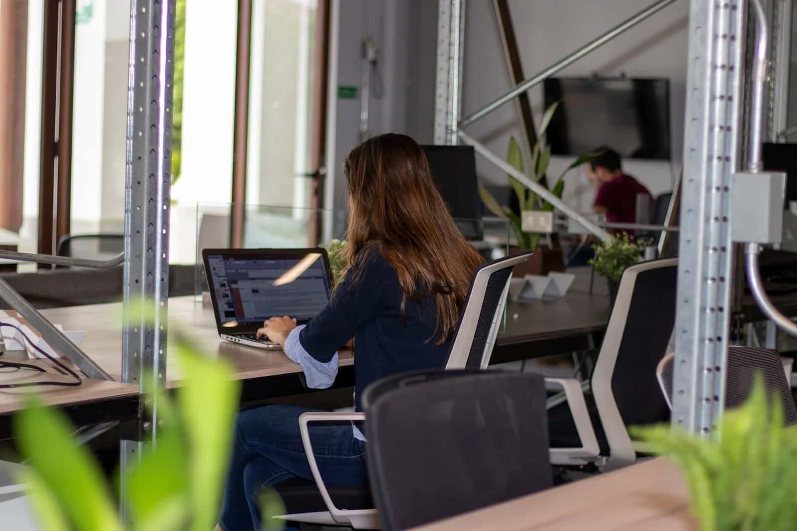 Personne travaillant sur un ordinateur portable dans un espace de coworking en Italie