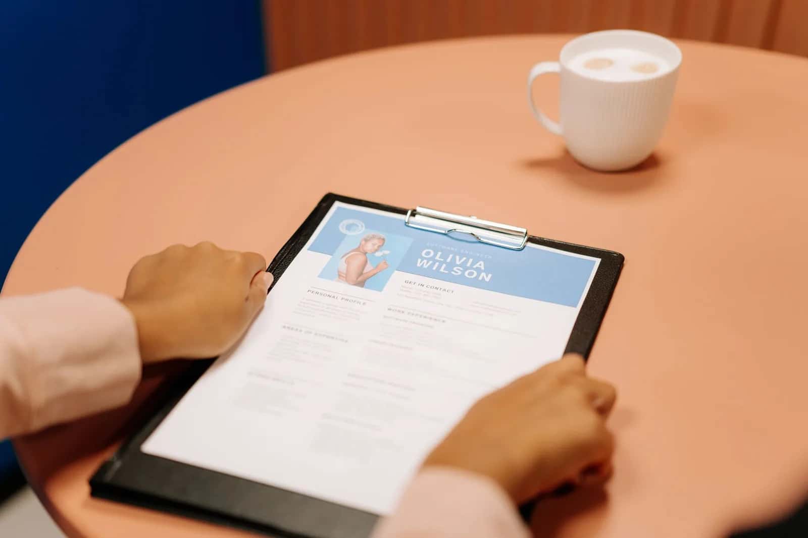 Rédaction d'un curriculum vitae italien sur un bureau avec ordinateur portable