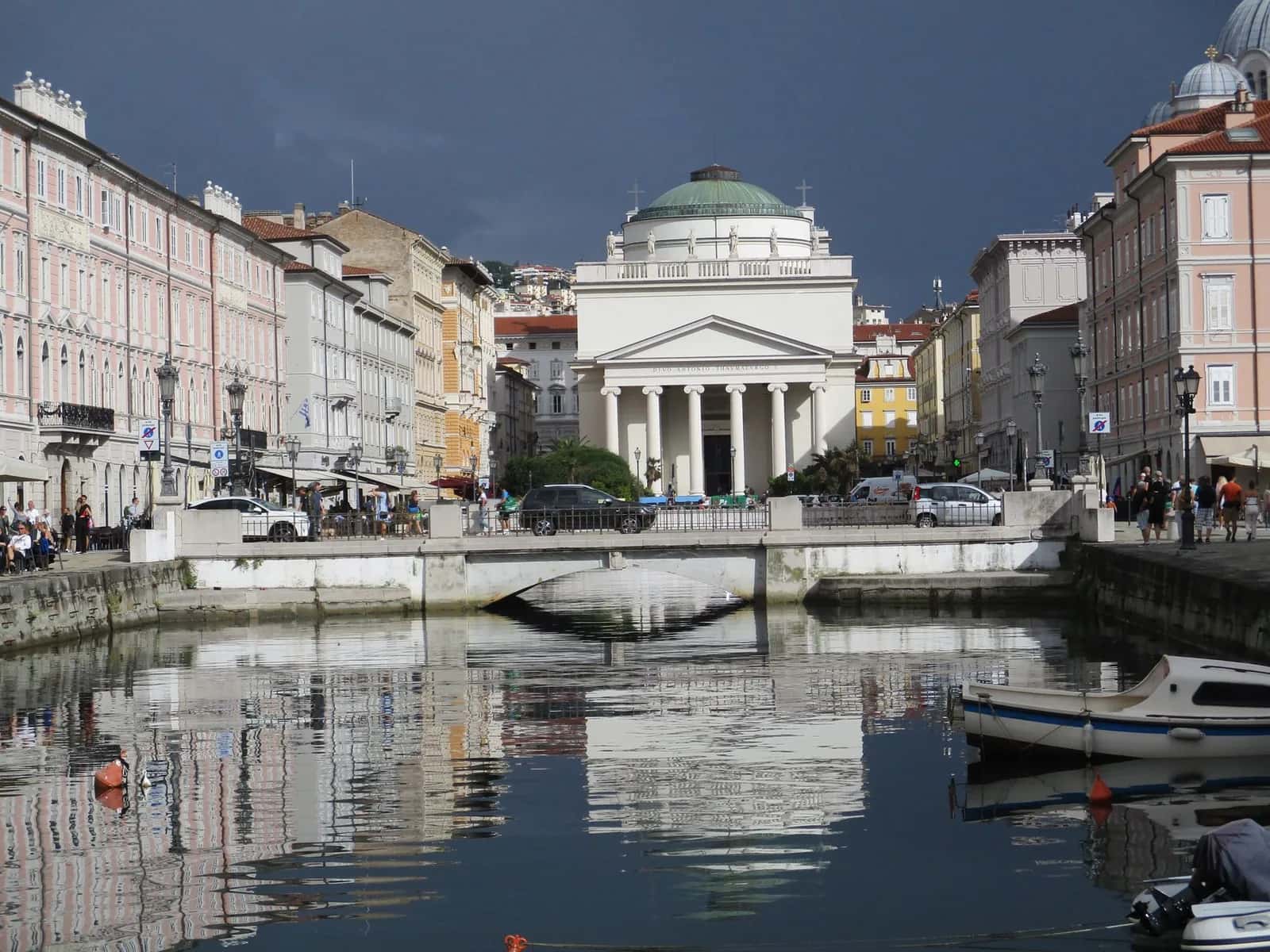 Canal Grande de Trieste, bateaux amarrés et église Sant'Antonio Taumaturgo au fond