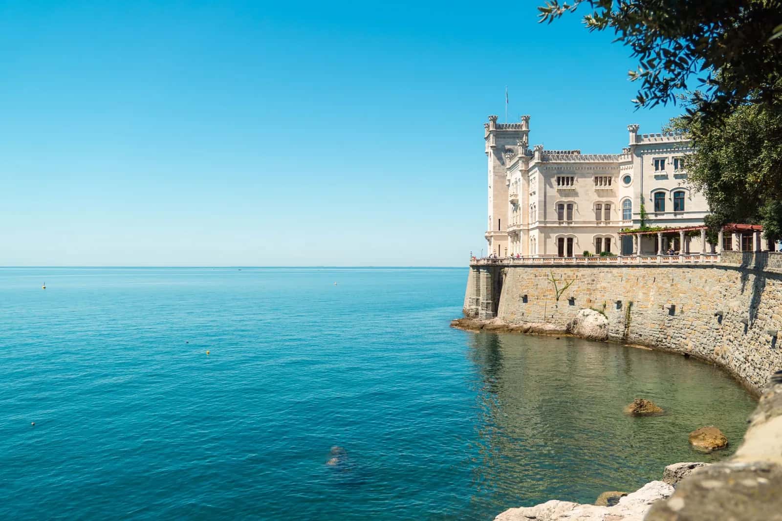 Château de Miramare, blanc sur son promontoire au bord de l'Adriatique, près de Trieste