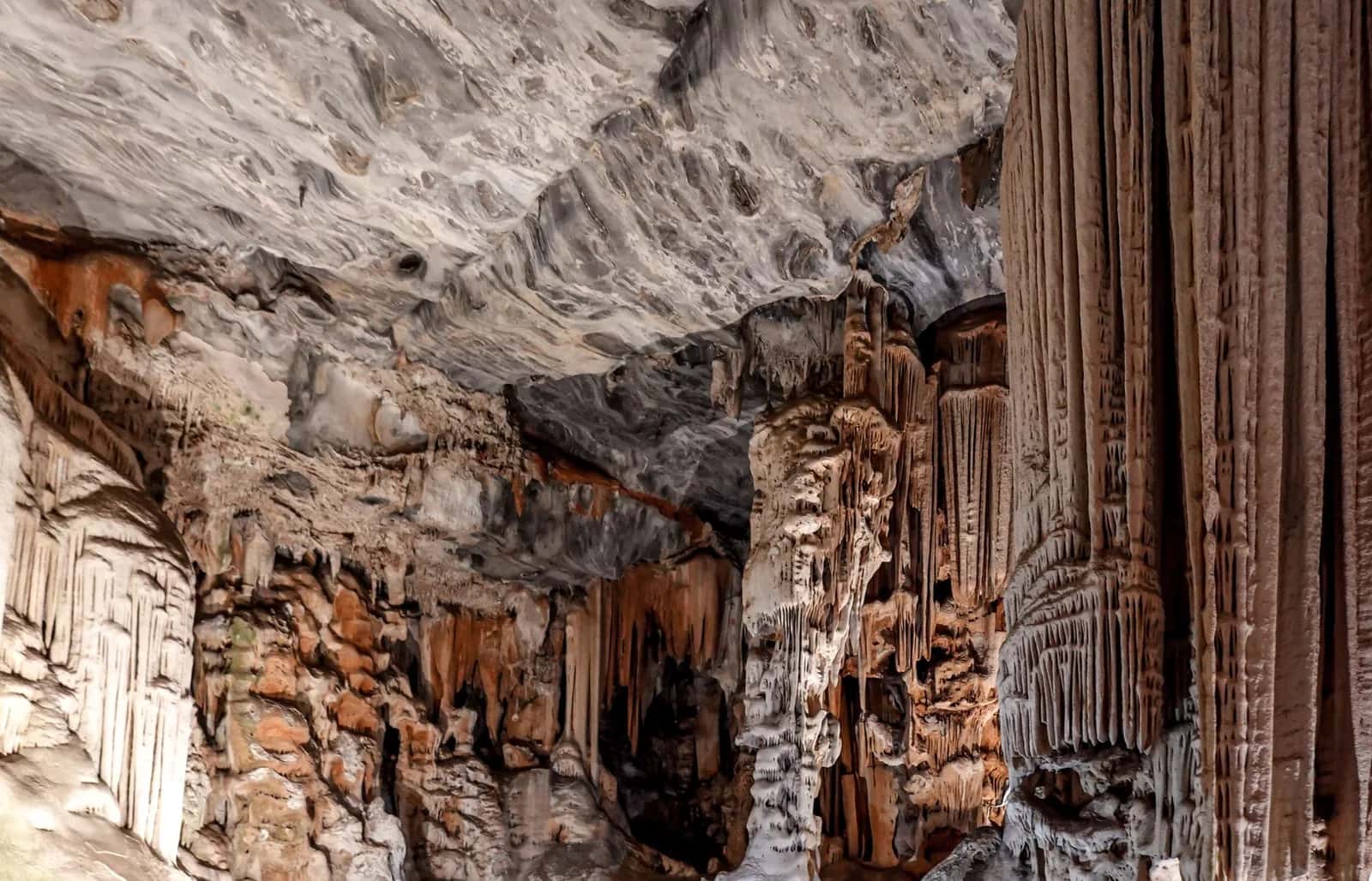 Intérieur d'une grotte calcaire avec stalactites et colonnes de concrétions