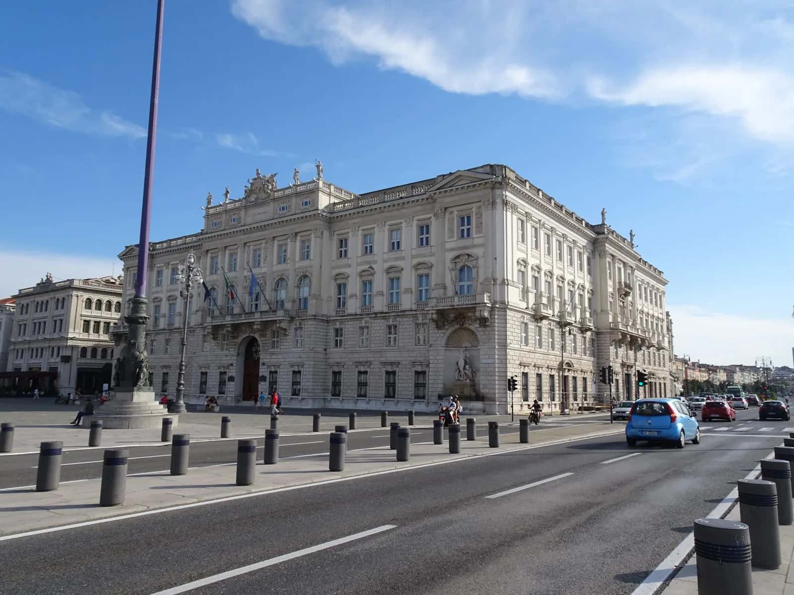 Palais du gouvernement et mât monumental sur la piazza Unità d'Italia, à Trieste