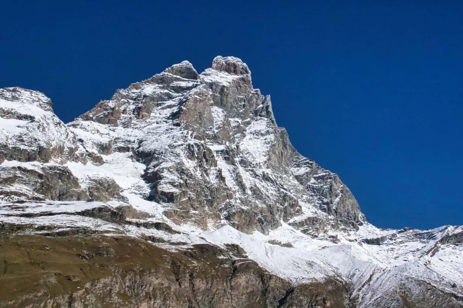 Le Cervin enneigé vu depuis les alpages de Breuil-Cervinia, côté italien